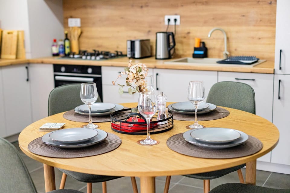 Coffee/tea facilities, Kitchen or kitchenette, Food and drinks, Dining area, Food, stove, toaster