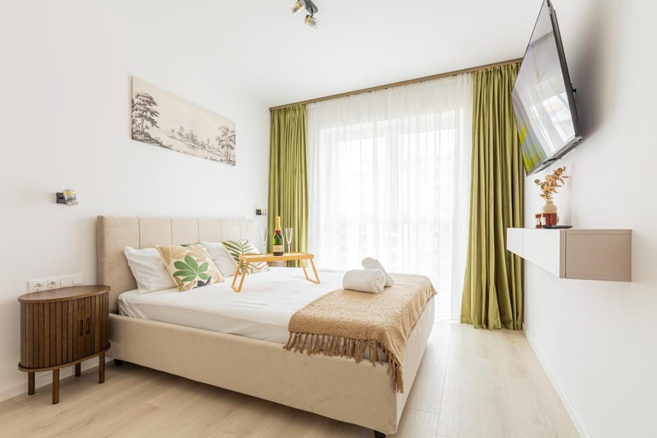 Bed, TV and multimedia, Photo of the whole room, Bedroom