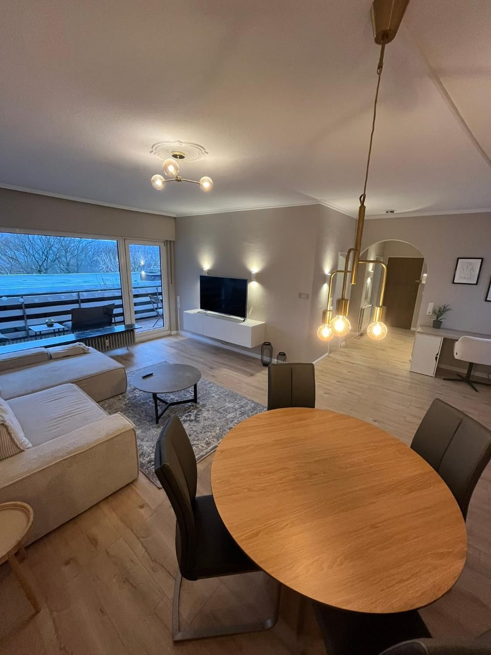 TV and multimedia, Living room, Seating area, Evening entertainment