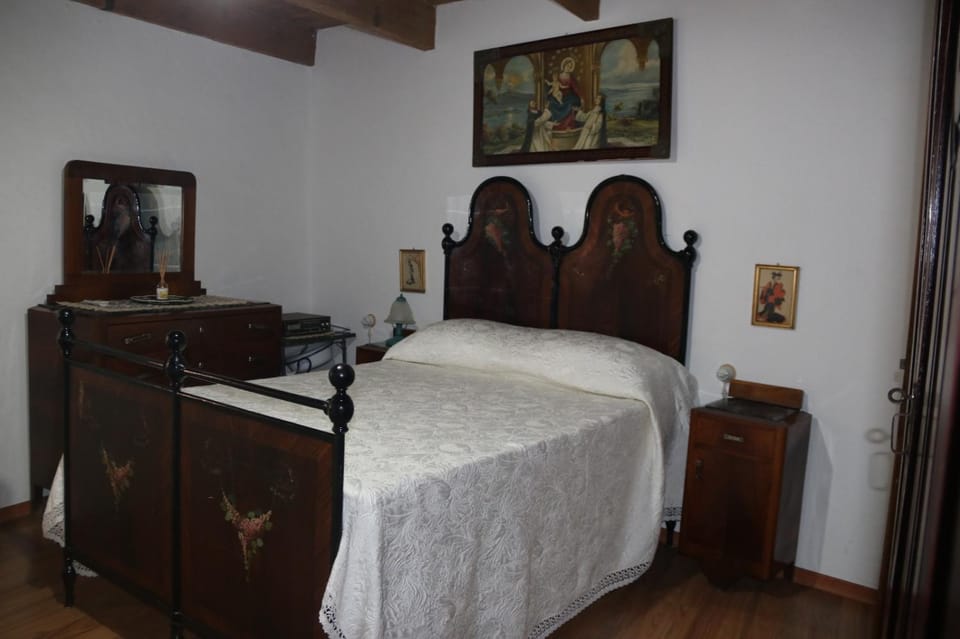 Shower, Toilet, Bed, Bathroom, Bedroom, children, young children, Family, Quiet street view, hair dryier, heating, pet friendly, towels, wardrobe, wedding, air conditioner