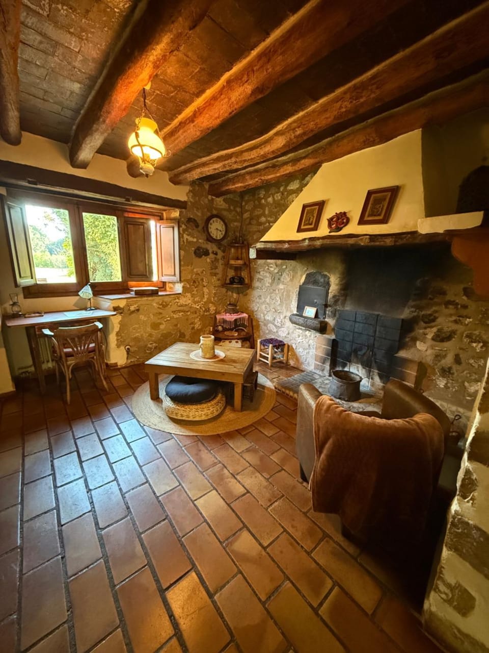 Seating area, fireplace
