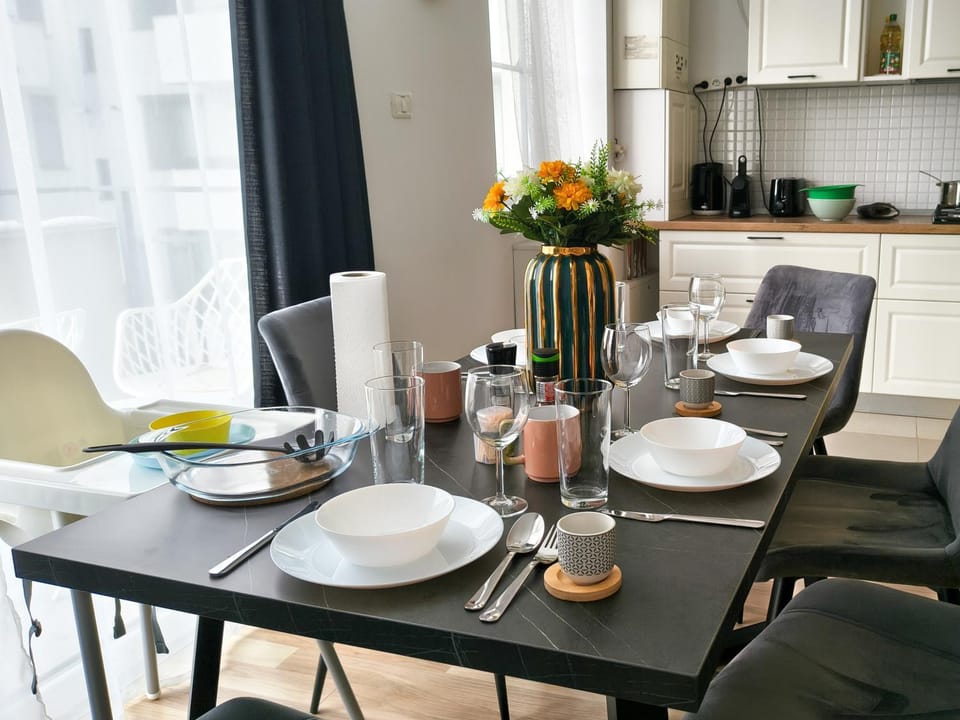 Coffee/tea facilities, Kitchen or kitchenette, Living room, Food and drinks, Seating area, Dining area, Food