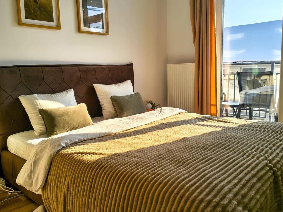 Bed, Balcony/Terrace, Photo of the whole room, Bedroom