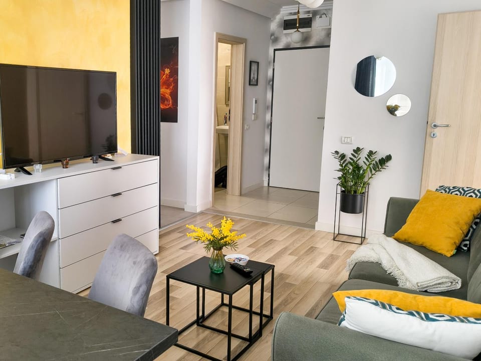 TV and multimedia, Living room, Decorative detail, Decorative detail, Seating area