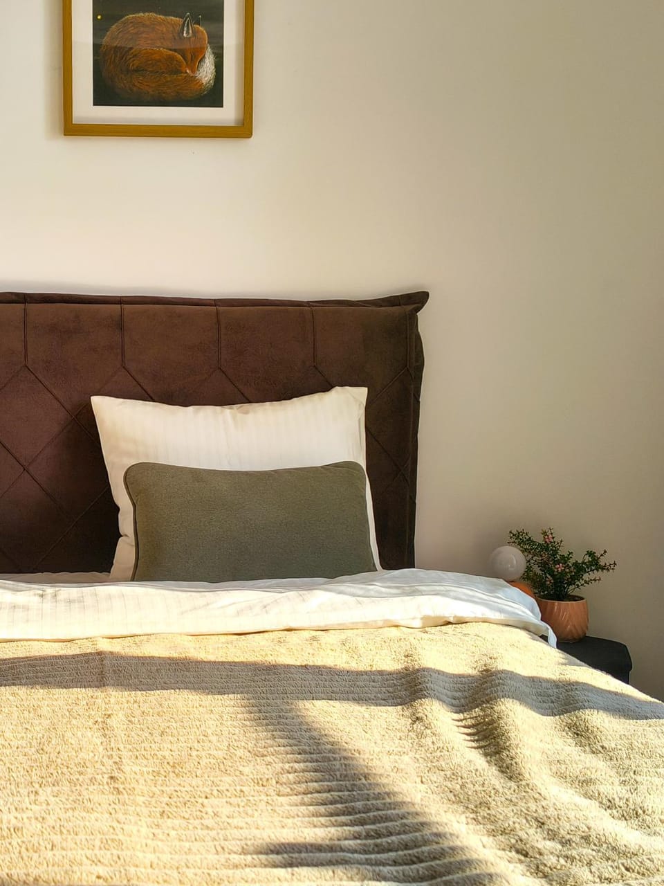 Bed, Day, Decorative detail, Bedroom, heating