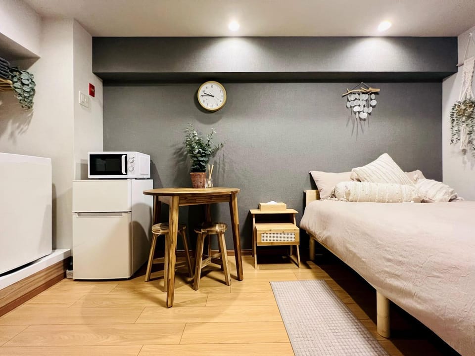 Bed, Photo of the whole room, Seating area, Dining area