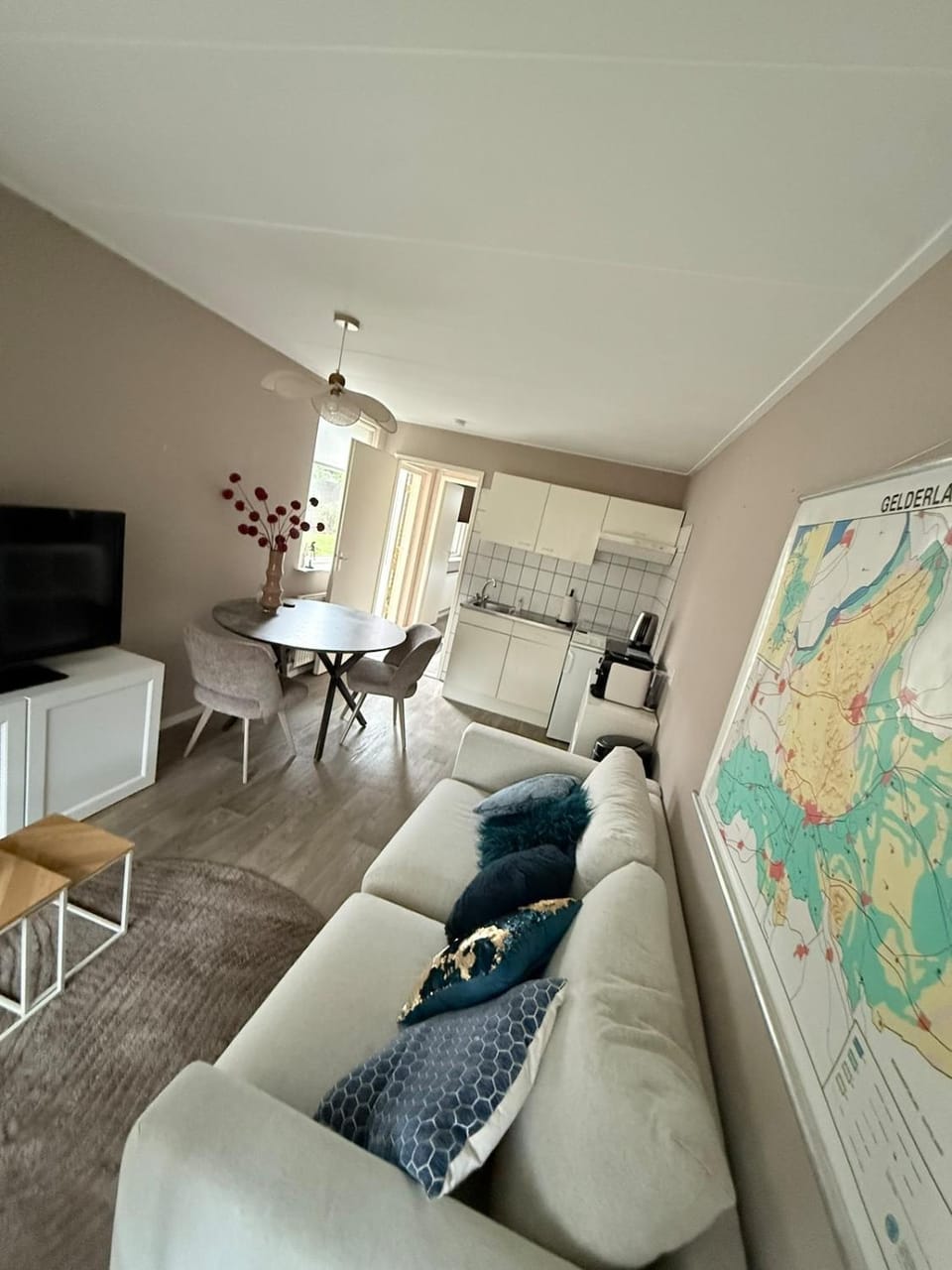 TV and multimedia, Photo of the whole room, Seating area