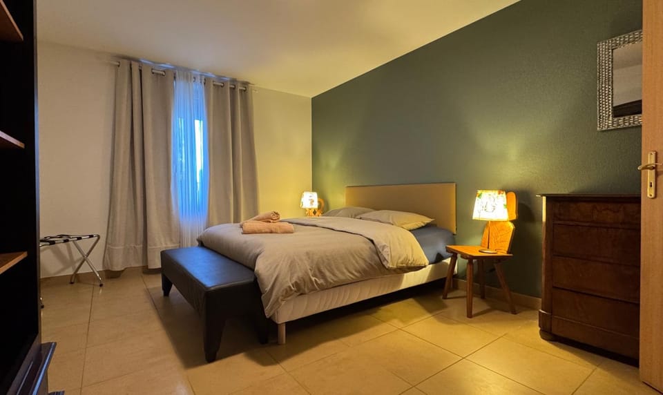 Bed, Photo of the whole room, Bedroom
