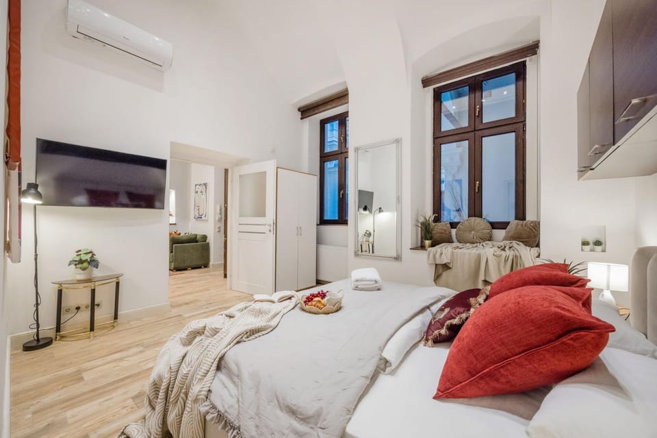 Prestige Danube Suite by Marriott & Fashion Street Apartment in Budapest