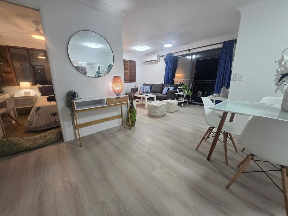 Top Floor# Full Aircon# City Cat# Bues# Park # Uni Apartment in Indooroopilly