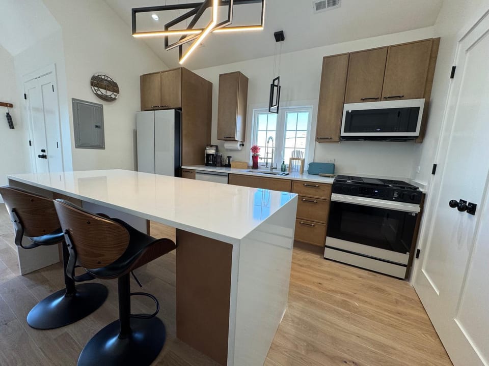 Coffee/tea facilities, Kitchen or kitchenette, Seating area, Dining area, dishwasher, oven, stove
