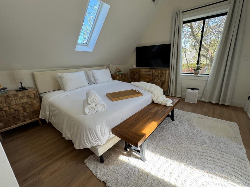 Bed, TV and multimedia, Bedroom