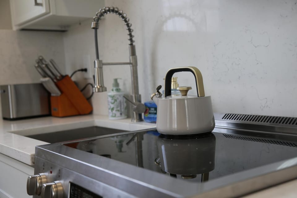 Coffee/tea facilities, Kitchen or kitchenette, stove
