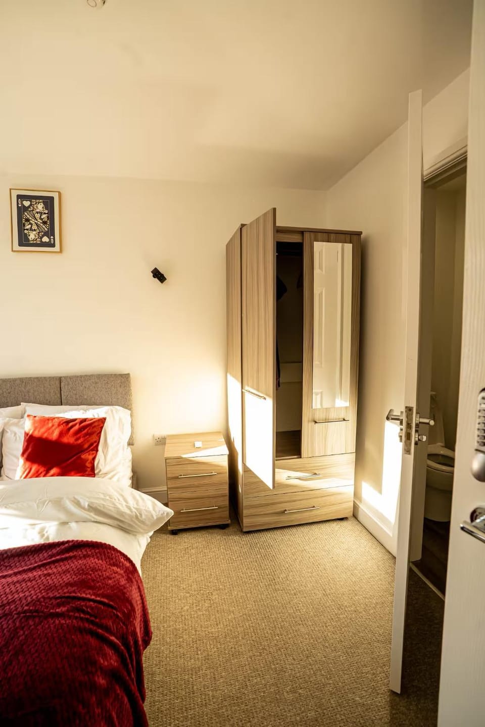 Modern Ensuite Studio with Free Parking Apartment in Newcastle-under-Lyme