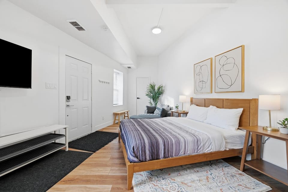 Bright and Cozy 1A Modern and Stylish Studio Apartment, Free Street Parking Apartment in Mount Lebanon
