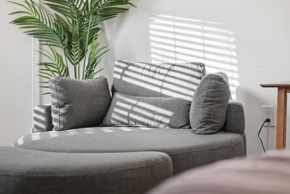 Bright and Cozy 1A Modern and Stylish Studio Apartment, Free Street Parking Apartment in Mount Lebanon