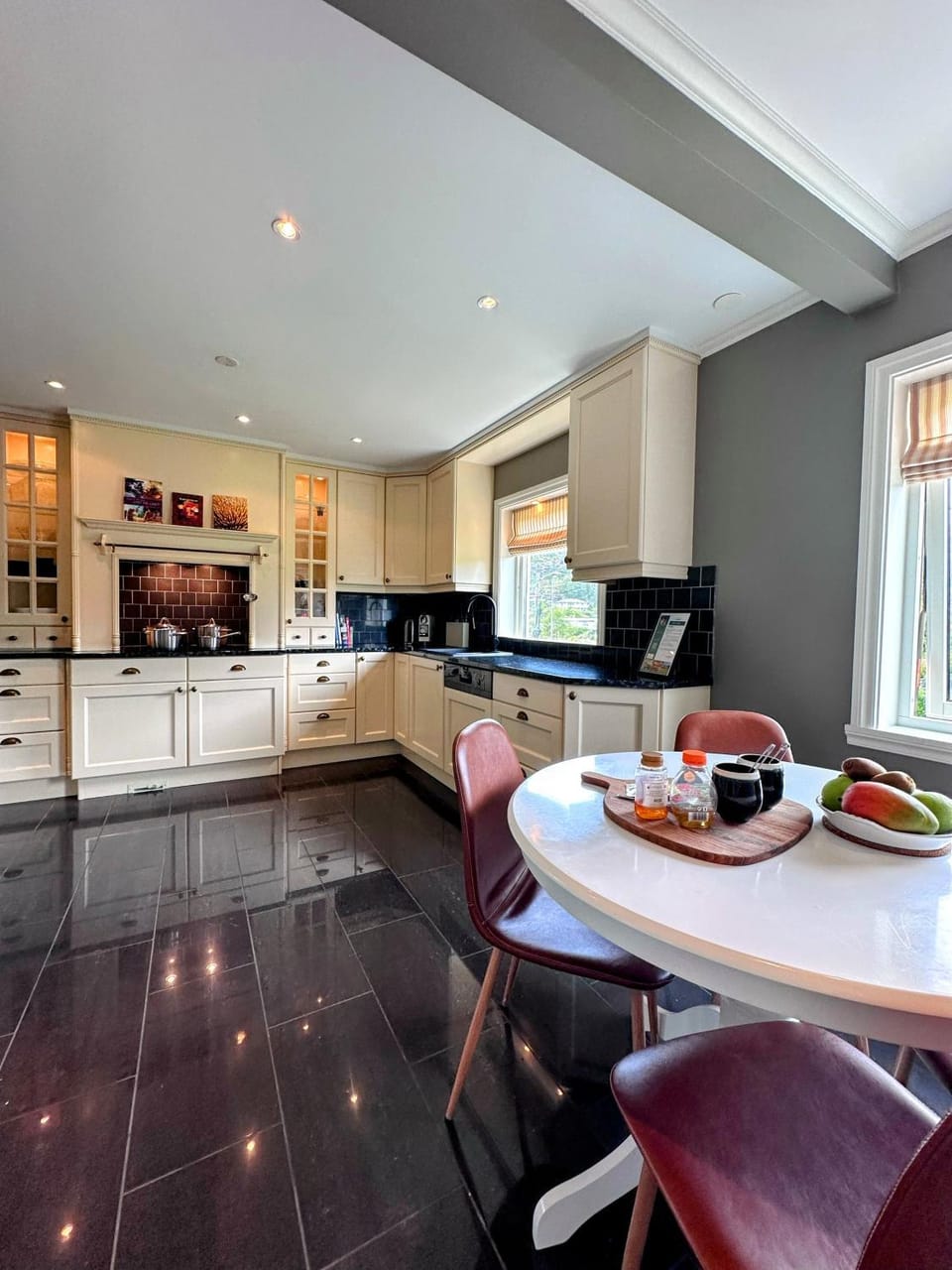 Kitchen or kitchenette, Food and drinks, Seating area, Dining area, Food, oven, stove