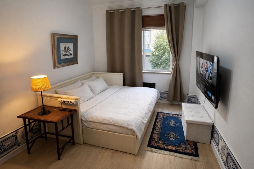 Bed, TV and multimedia, Bedroom