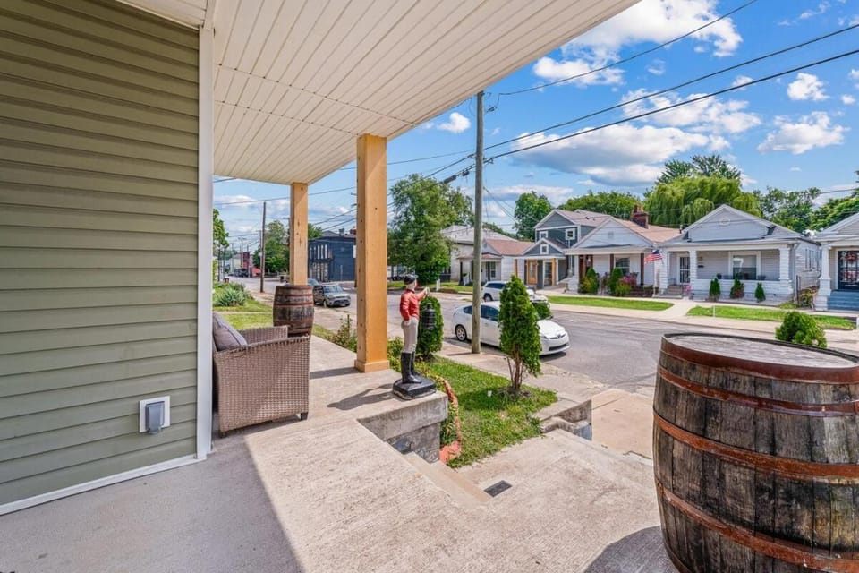 Derby- Bourbon Trail 4BR Pool Table Villa House in Jefferson County