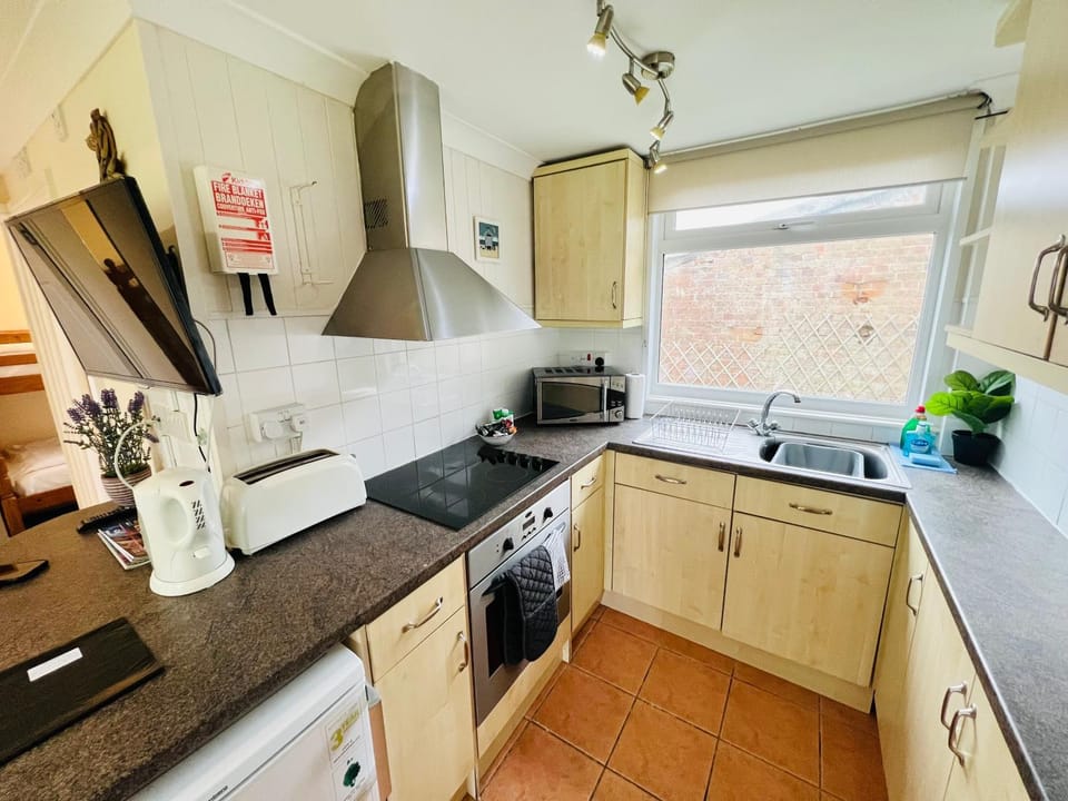 Coffee/tea facilities, Kitchen or kitchenette, oven, pet friendly, stove, toaster