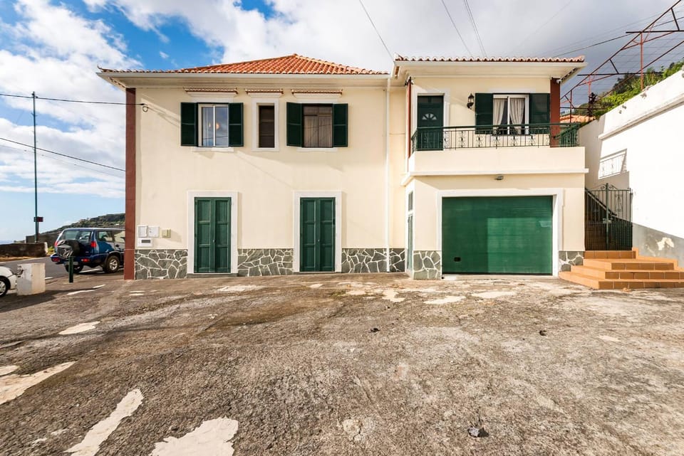 Casa da Georgina by GALMI Villa in Madeira District