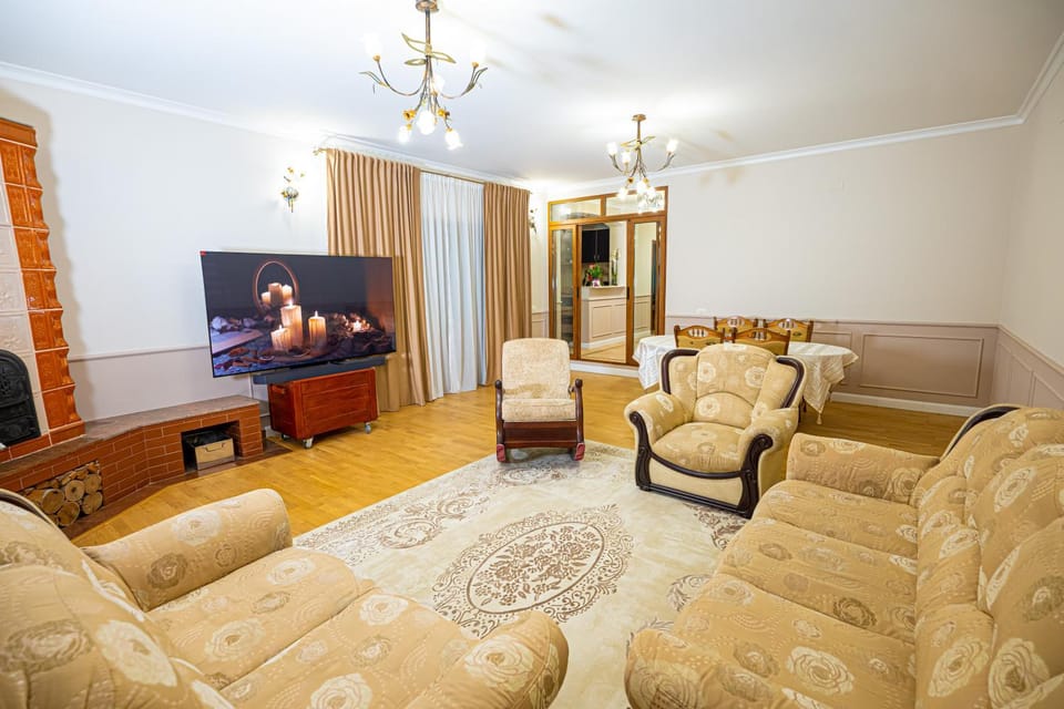 Communal lounge/ TV room, TV and multimedia, Living room, Seating area, Evening entertainment