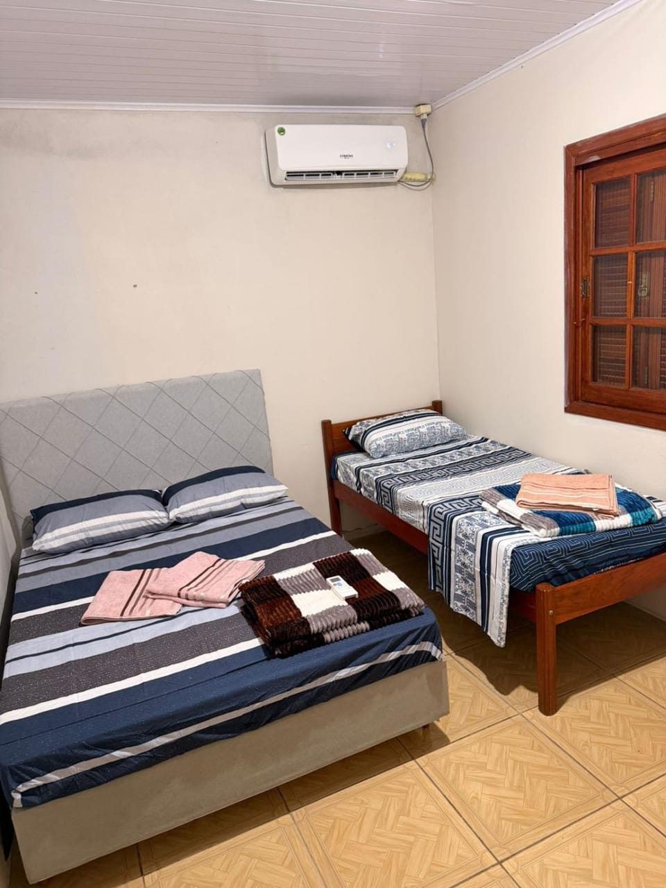 Bed, Bedroom, towels, air conditioner