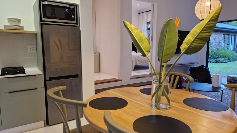 Kitchen or kitchenette, Seating area, Dining area, oven, stove