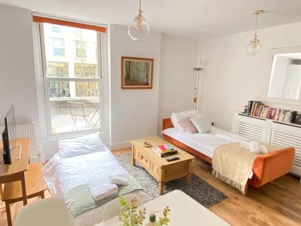 Bed, Living room