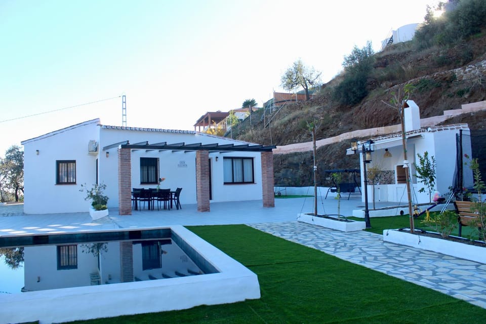 Property building, Garden, Swimming pool