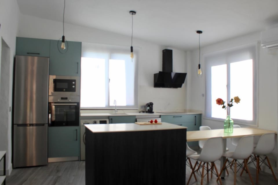 Kitchen or kitchenette, Dining area, dishwasher, oven, stove