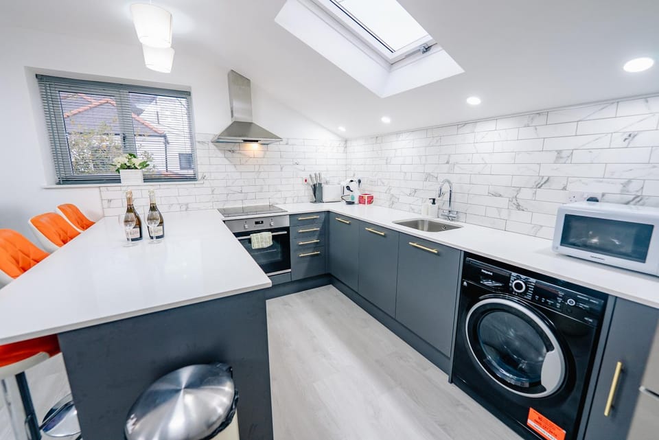 Kitchen or kitchenette, microwave, kitchen