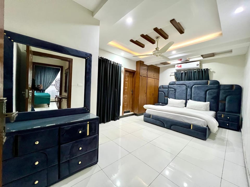 Bed, TV and multimedia, Living room, Photo of the whole room, Seating area, Bedroom