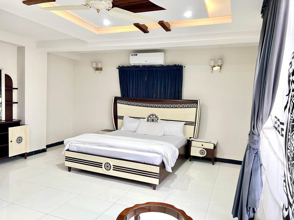 Photo of the whole room, Bedroom, fireplace, air conditioner