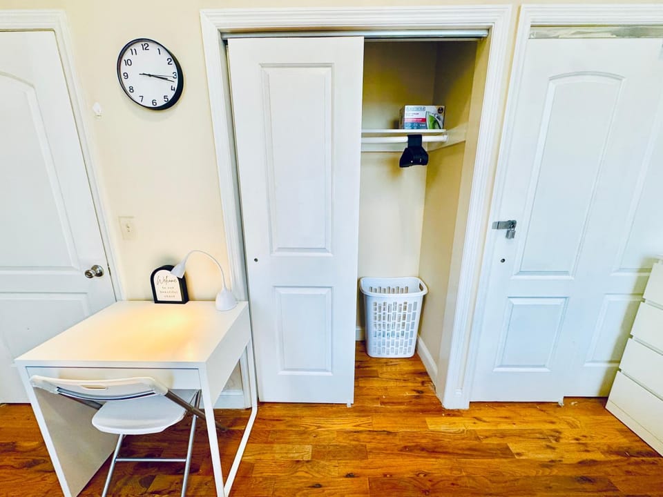 Modern Luxury Executive Room with NYC Fast Access Bed and Breakfast in Paterson