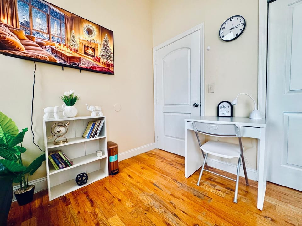 Modern Luxury Executive Room with NYC Fast Access Bed and Breakfast in Paterson