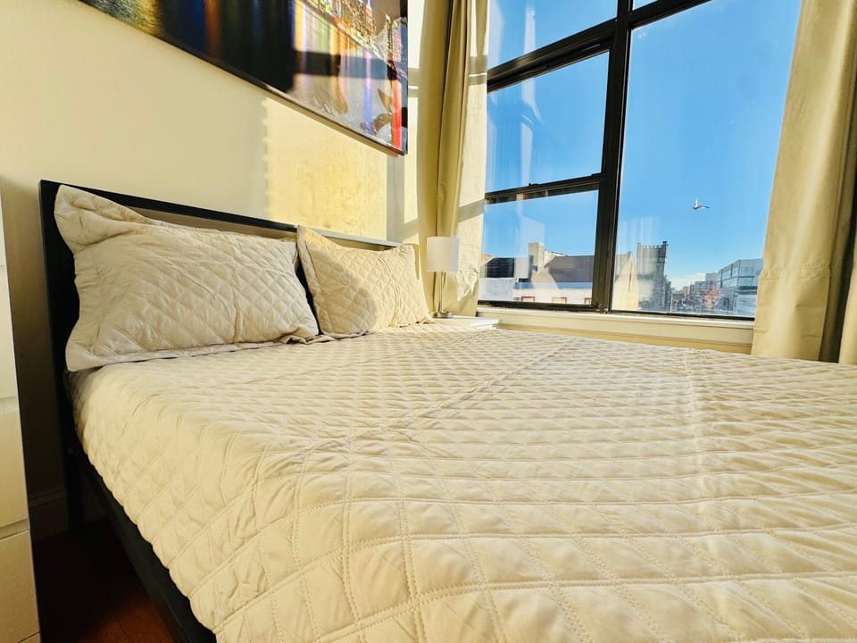 Modern Luxury Executive Room with NYC Fast Access Bed and Breakfast in Paterson
