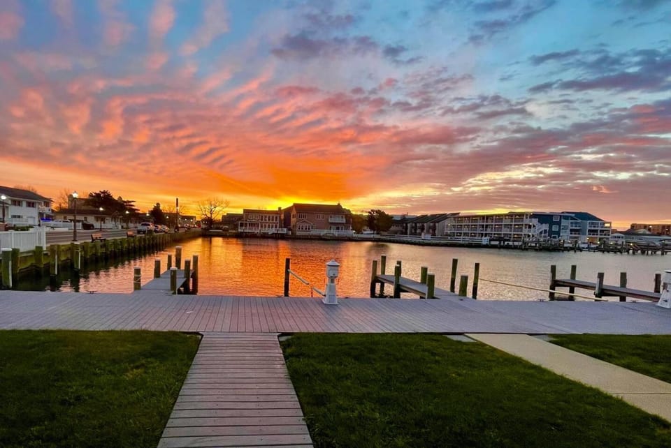 Bayfront | Walk to Beach & Boardwalk | King Bed House in Ocean City