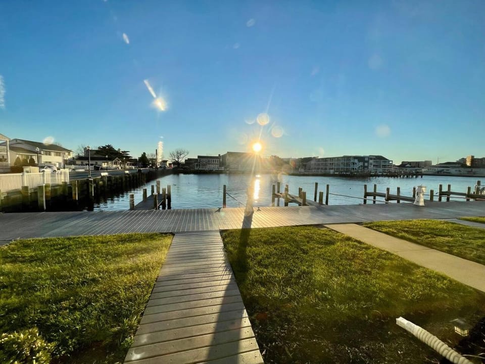Bayfront | Walk to Beach & Boardwalk | King Bed House in Ocean City