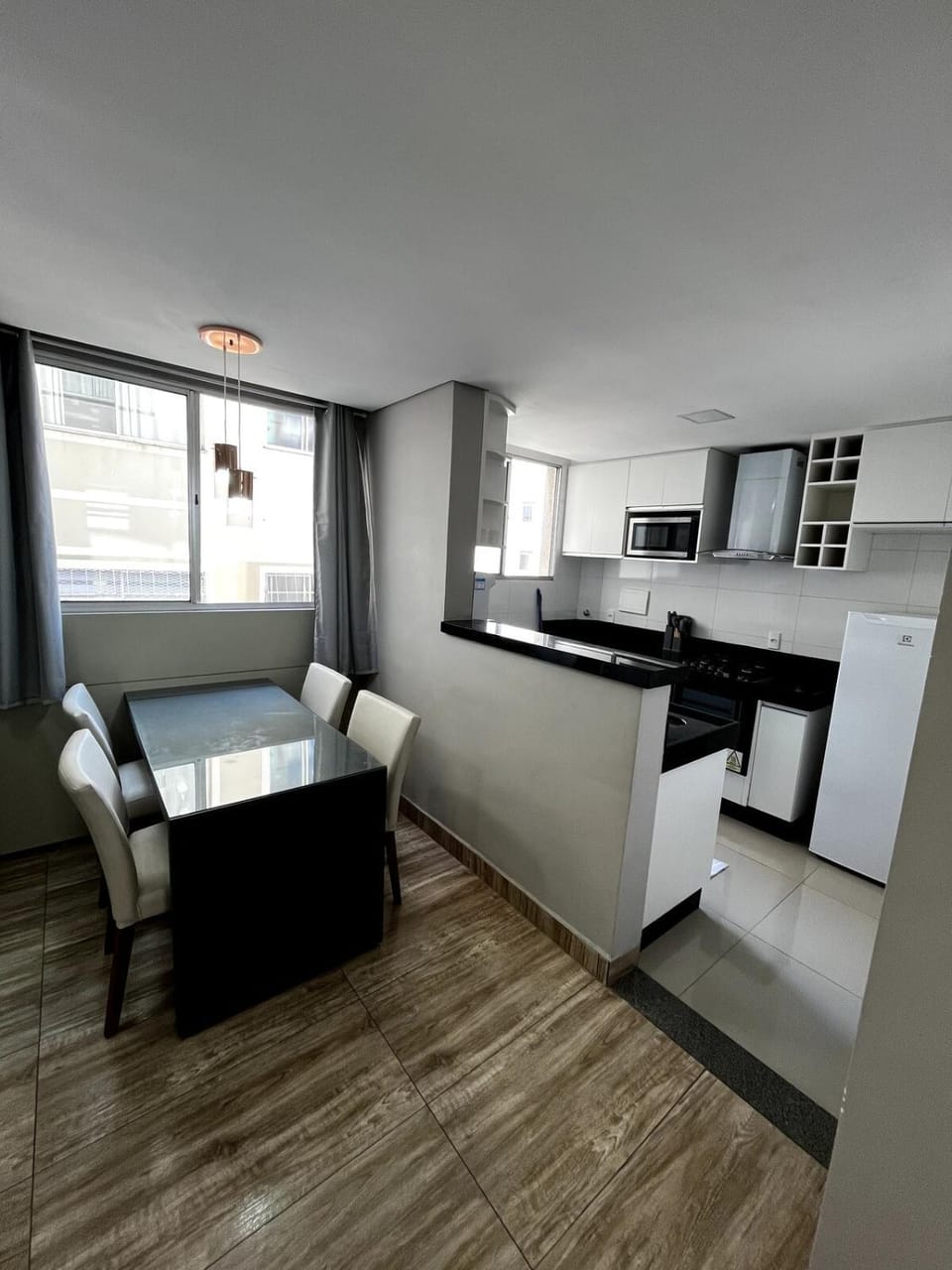 Kitchen or kitchenette, Dining area, minibar, oven, stove