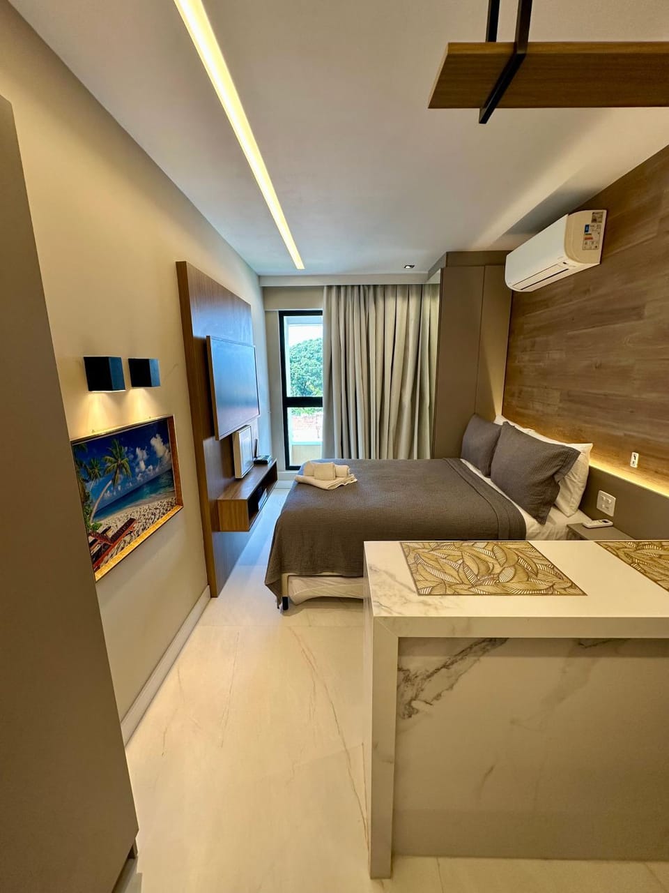 Bed, TV and multimedia, Photo of the whole room, Bedroom