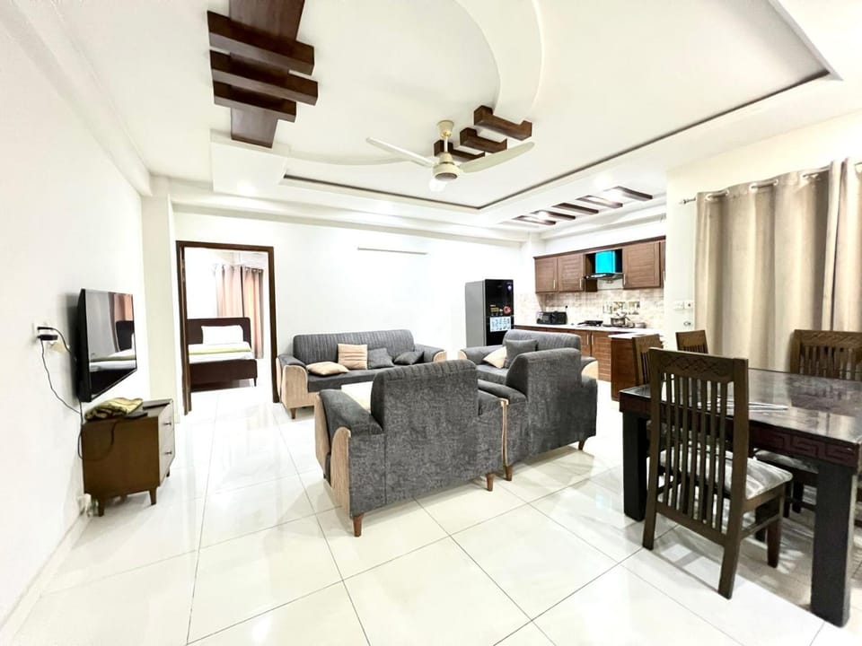 TV and multimedia, Living room, Seating area, Dining area, Evening entertainment