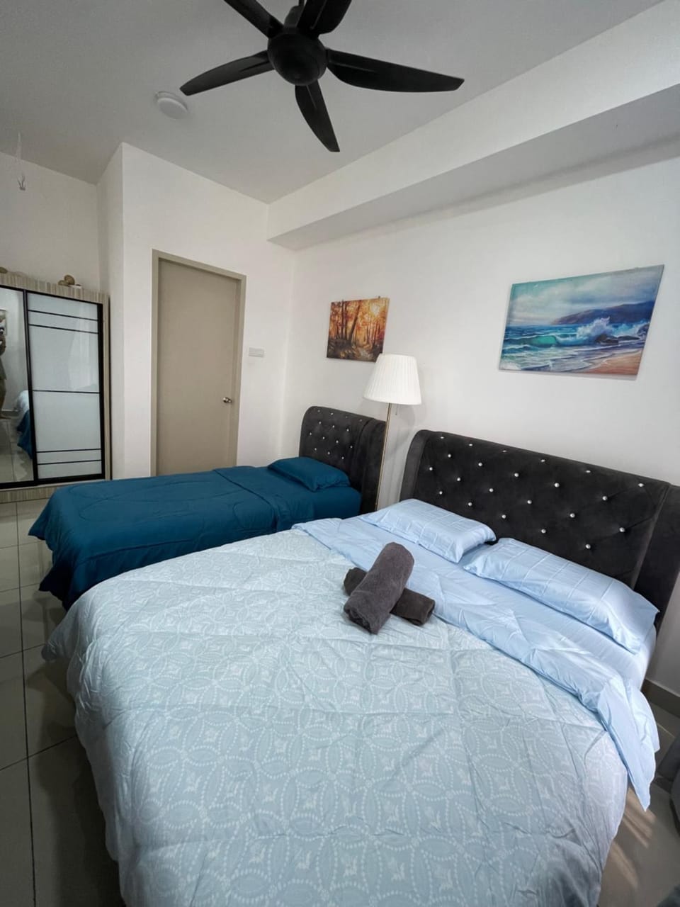 Bed, TV and multimedia, Living room, Seating area