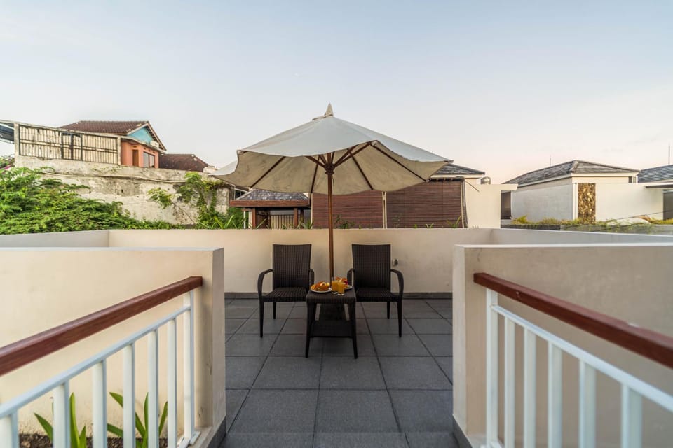 Property building, Day, Balcony/Terrace