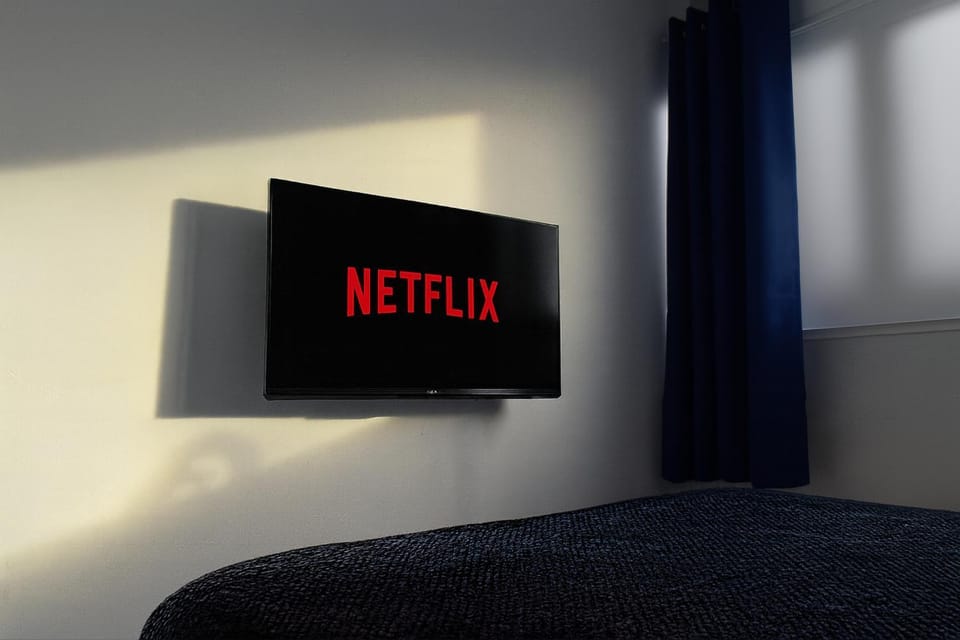 Bed, TV and multimedia, Bedroom