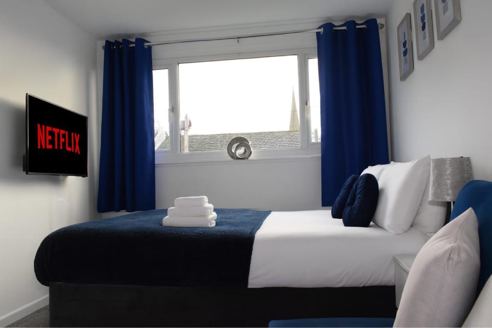 Bed, TV and multimedia, Bedroom