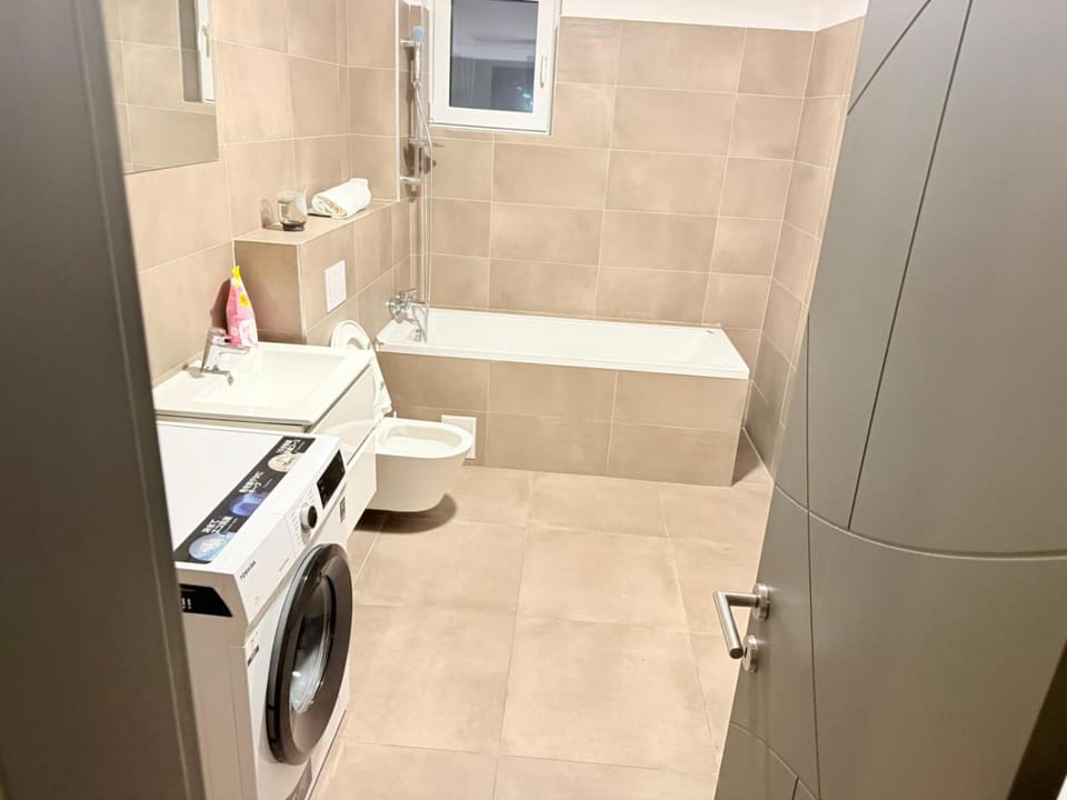 Toilet, Property building, Bathroom, Bath, towels, washing machine