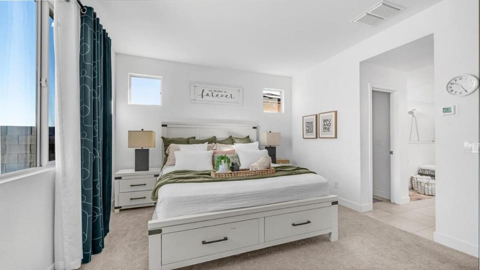 Glendale 4br, near by State Farm, LA Dodgers, Glendale Arena & Luke Air Force Base House in Glendale