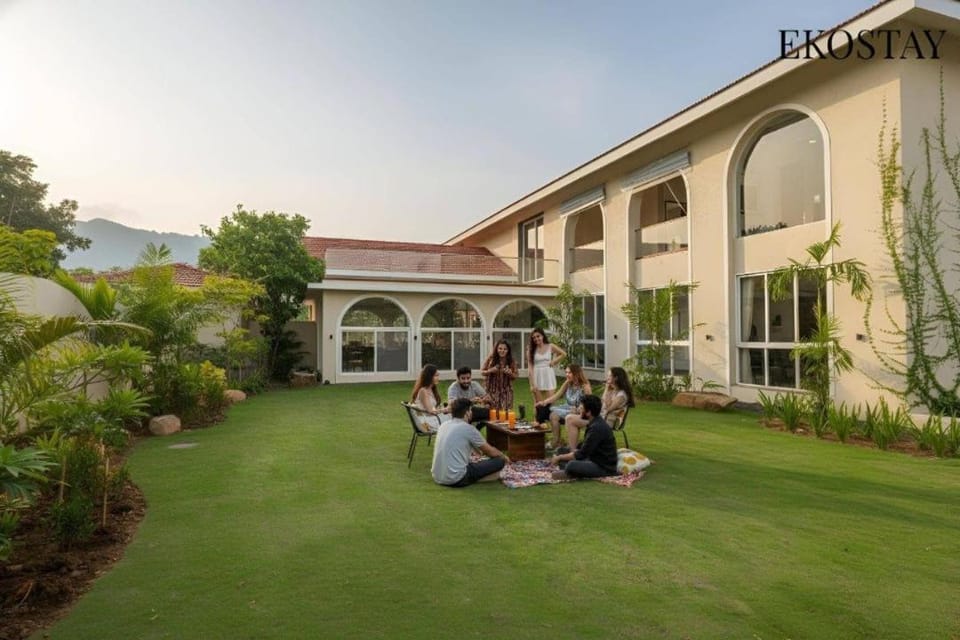 Property building, Spring, Day, People, Natural landscape, Garden, Garden view, group of guests