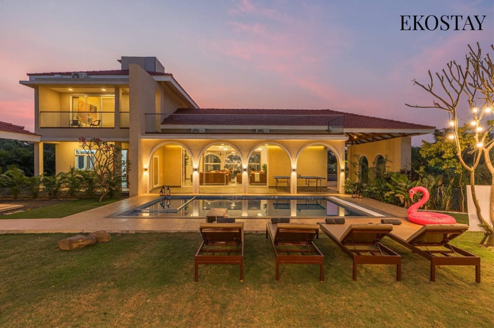 Property building, Patio, Day, Natural landscape, Pool view, Swimming pool, sunbed